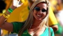 Szebbnél szebb lányok ülnek a foci-vb lelátóin (GALÉRIA)