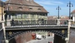 Féltik a szebeni Hazugok Hídját a szerelemlakatoktól