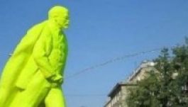 Lenin Krakkó központjában könnyít magán szemérmetlenül