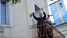 Székely zászlót tűzött ki nagyváradi irodája erkélyére Tőkés