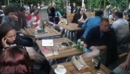 A román-magyar barátságért sörözgettek Kolozsváron