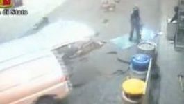 Így tépnek ki a falból egy bankautomatát romániai tolvajok (VIDEÓ)