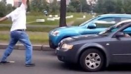 Így rendezik a koccanásos baleset vitáit Oroszországban  (VIDEÓ)