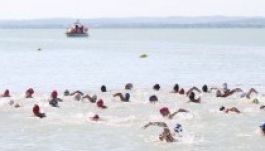 Fertőzés döntötte ágynak a balatoni úszóverseny 300 résztvevőjét