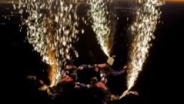 Tűzijátékkal színesítették a légi mutatványt (FOTÓ)