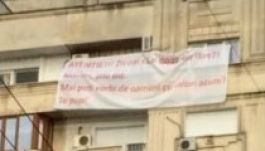 Óriásbanneren üzent a barátjának a megcsalt bukaresti nő