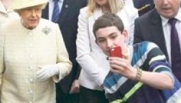 Protokollbotrány: selfie-t készített II. Erzsébettel egy tini