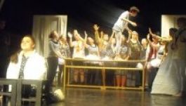 Teltházas Alice-bemutató Marosvásárhelyen