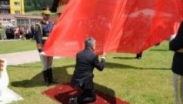 Óriási román zászlót avattak Hargita megyében