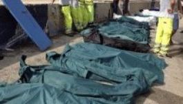 Menekültek százai közt halottakat is hozott egy olasz halászhajó