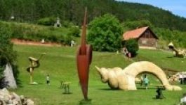 Rendhagyó szoborpark nyílt a Kolozs megyei Magyarfenesen