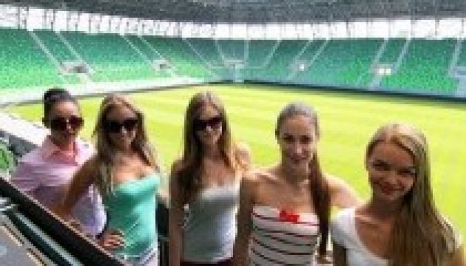 Szépségkirálynő-jelöltek lepték el a Fradi új stadionját (GALÉRIA)