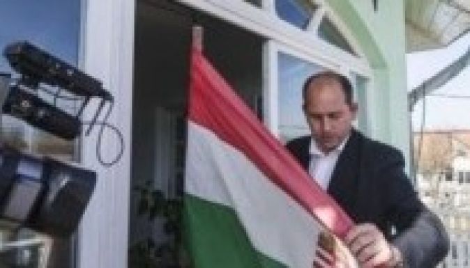 Le kell venni a magyar zászlót a csíkmadarasi községházáról