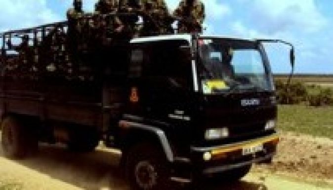 Tucatnyian meghaltak Kenyában egy fegyveres támadásban