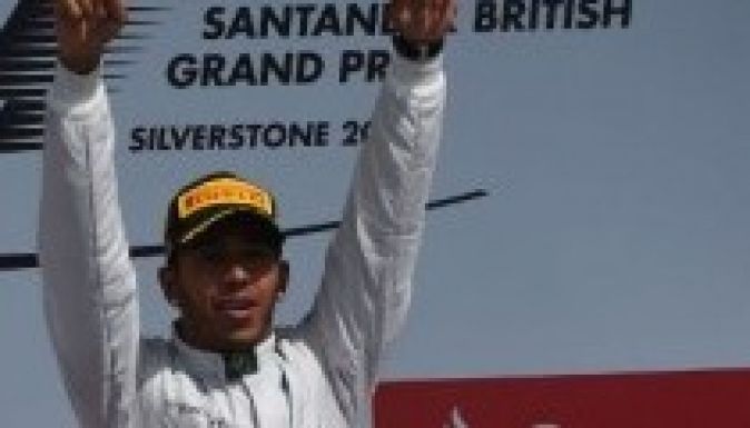 Forma-1: Hamilton nyerte a drámai Brit Nagydíjat