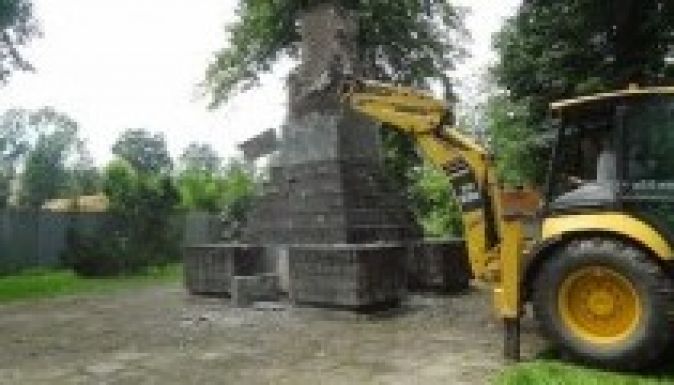 Traktorral bontottak le egy szovjet emlékművet Lengyelországban