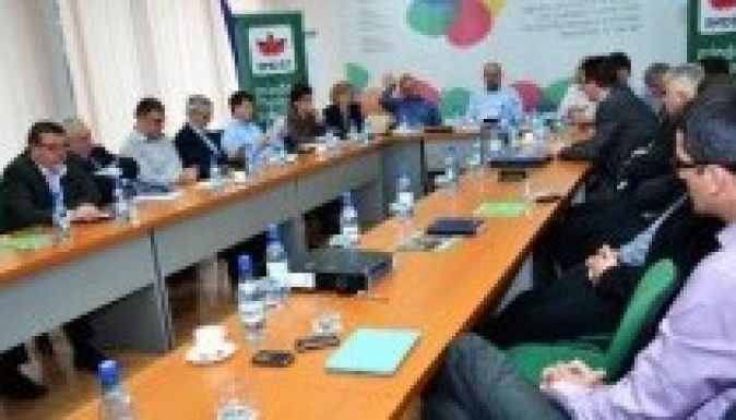 Az RMDSZ-t megosztja a kormányon maradás kérdése