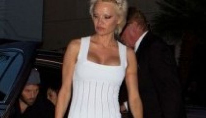 Pamela Anderson versbe foglalta legutóbbi válásának fájdalmát