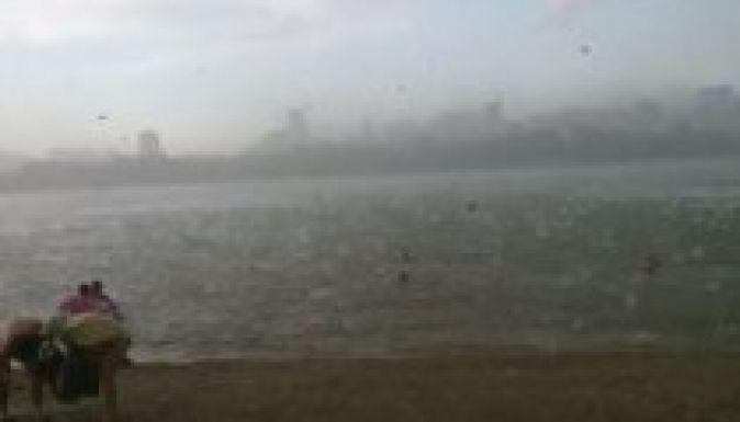 Pánikszerűen menekültek a strandolók a jégeső elől (VIDEÓ)