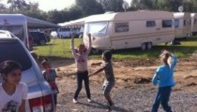 Üvöltő technóval akarták távozásra bírni a vándorcigányokat