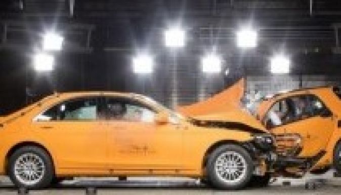 Mi történik, ha az új Smart ütközik egy órási Mercedesszel? (VIDEÓ)