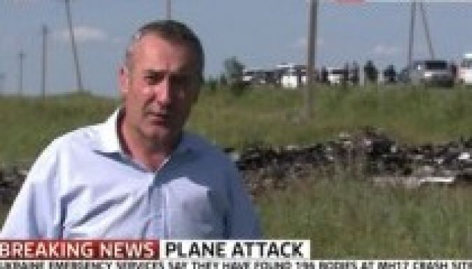 A maláj gép utasainak személyes holmijaiban turkált az újságíró (VIDEÓ)