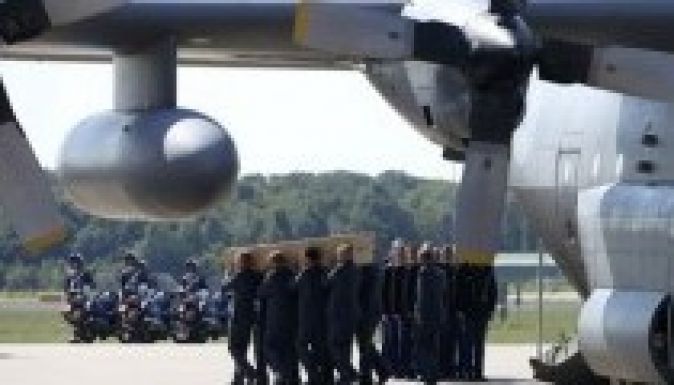 Megérkeztek az áldozatokat szállító repülőgépek Hollandiába