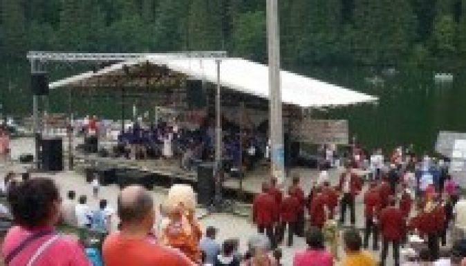 A felszállott páva leszáll a Gyilkostónál