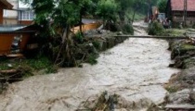 Tizenhat folyó medencéjében van árvízriadó