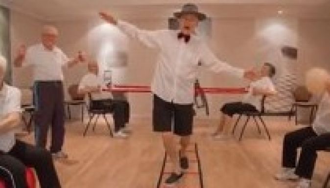 Itt van a Happy-videó nyugdíjas változata