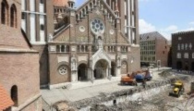 Sírokra bukkantak a szegedi dóm lépcsői alatt