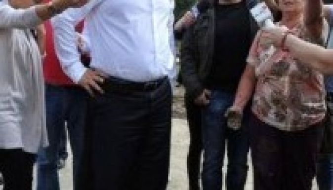 Szemet szúrt az árvízkárosultakat meglátogató kormányfő cipője