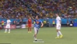 Kerekesszékesnek álcázta magát a pályára futó tüntető (VIDEÓ)