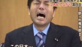 Sírva kért bocsánatot a korrupt japán politikus (VIDEÓ)