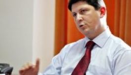 Román nem a két magyar konzuli irodára