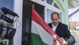 Le kell venni a magyar zászlót a csíkmadarasi községházáról