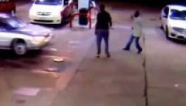 Megőrült egy nő a benzinkúton, két férfit gázolt el (VIDEÓ)