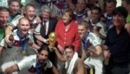 A világbajnokok öltözőjében járt a német kancellár