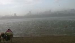 Pánikszerűen menekültek a strandolók a jégeső elől (VIDEÓ)