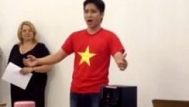 Libabőrt énekel a hátunkra magyar áriával egy vietnámi diák