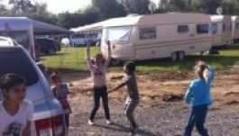 Üvöltő technóval akarták távozásra bírni a vándorcigányokat