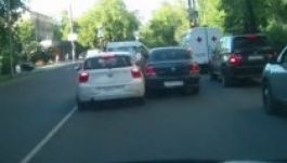 Brutális videó: egészen egyszerűen áthajtottak egy férfin Moszkvában