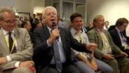 Kínos ajándékot kapott egy újságírótól a 60 éves Angela Merkel