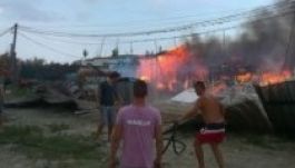 Pánik a román tengerparton, tűz ütött ki egy üdülőfaluban