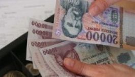 Elköltötte a tévedésből átutalt megagázsiját, vádat emeltek ellene