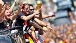 Foci-vb: letört egy darab a világbajnoki serlegből