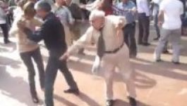 Botjait eldobva táncoló bácsikát imád az internet (VIDEÓ)