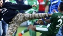 Tüntetők rontottak be a pályára egy ausztriai focimeccs alatt (VIDEÓ)