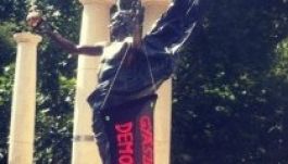 Molinót akasztottak a német megszállás emlékművére