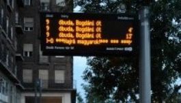 Meglepő felirat jelent meg több budapesti buszmegállóban